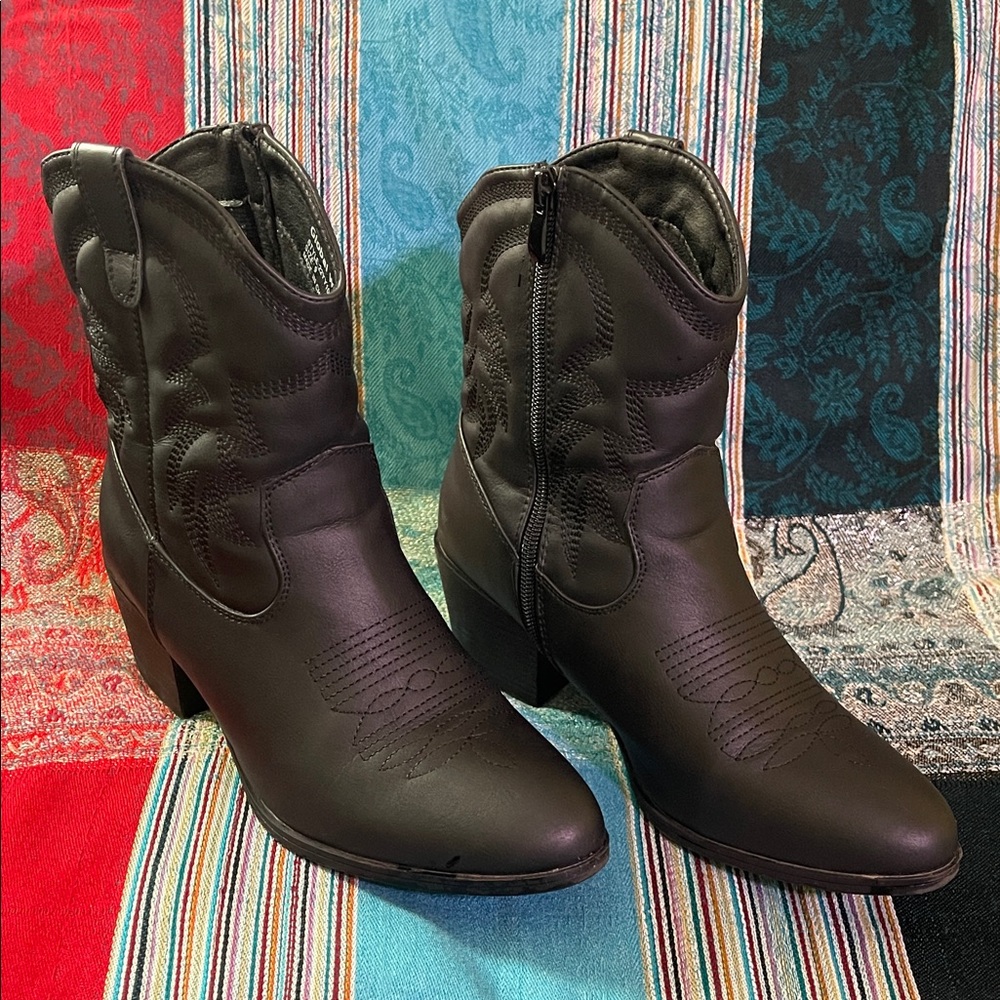 Global Win Black Heeled Boots